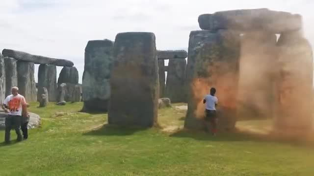 Weltretter in Stonehenge