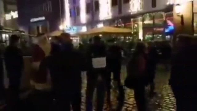 Deutschland: Polizei beim Abführen eines maskenlosen Weihnachtsmannes
