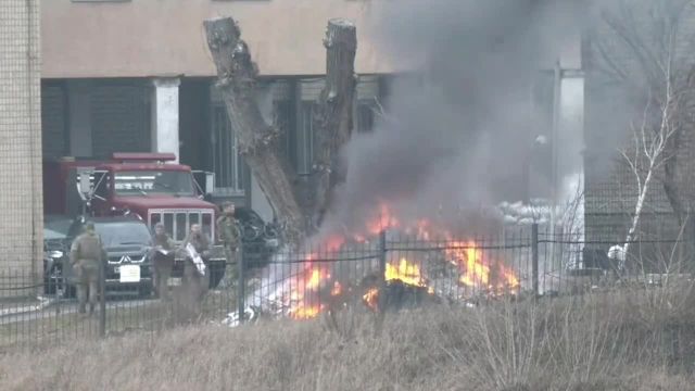 Ukrainische Soldaten verbrennen Dokumente vor Geheimdienstzentralen – Neue Infos zu US-Biowaffenlaboren