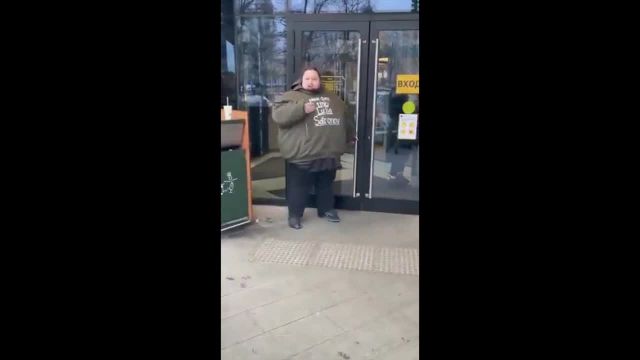 270-Kilo-Russe kettet sich an McDonalds-Tür