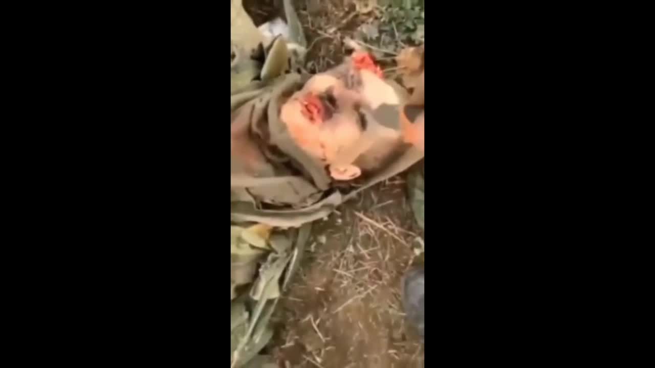Ukrainischer Soldat misshandelt Leiche eines russischen Soldaten - ACHTUNG: NICHTS FÜR SCHWACHE NERVEN!