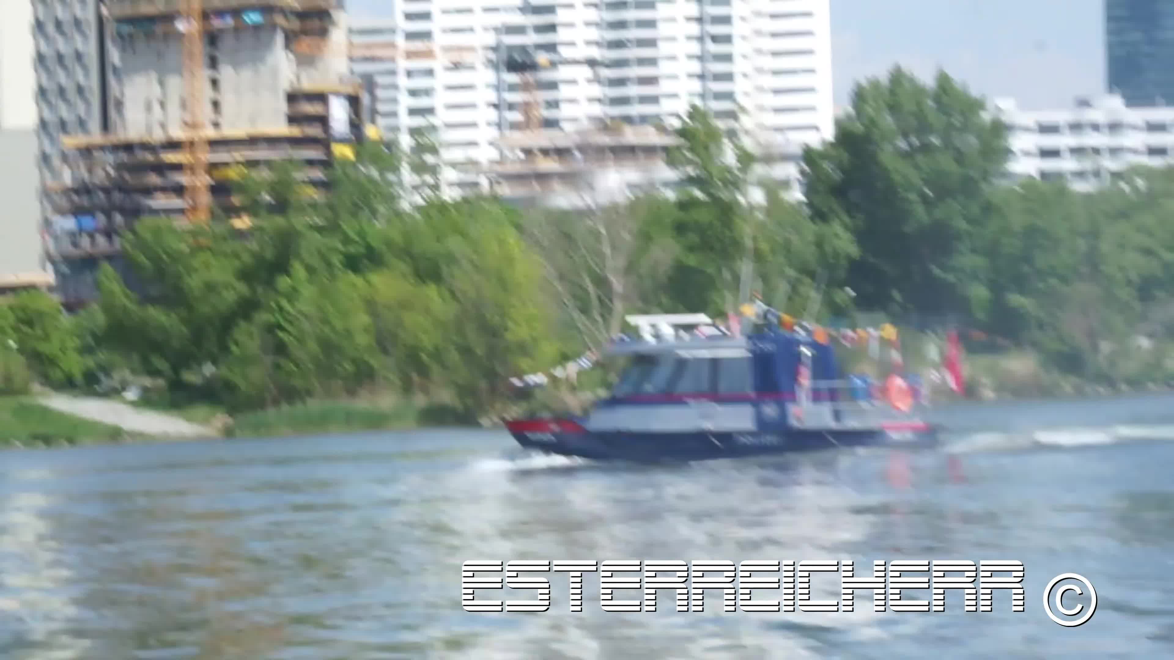 Wiens Bürgermeister Michael Ludwig crasht nagelneues Polizeiboot Wenia
