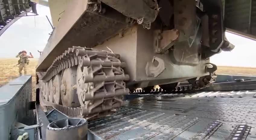 MI-24 transportiert BMP Panzer