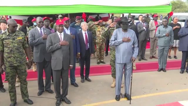 Krass inkontinent: Südsudans Präsident uriniert in die Hose
