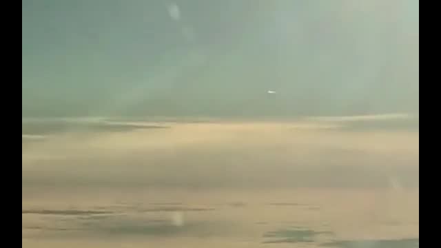 Luft zu Luft Aufnahme eines Stratosphären Aerosol Sprühvorgangs (Chemtrail)