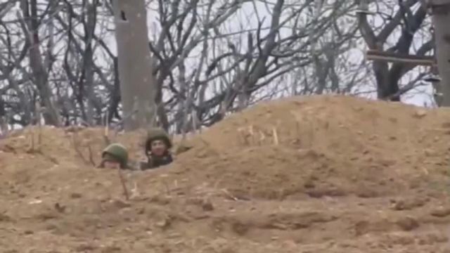 Russischer Scharfschütze trifft ukrainischen Soldaten am Helm(?)